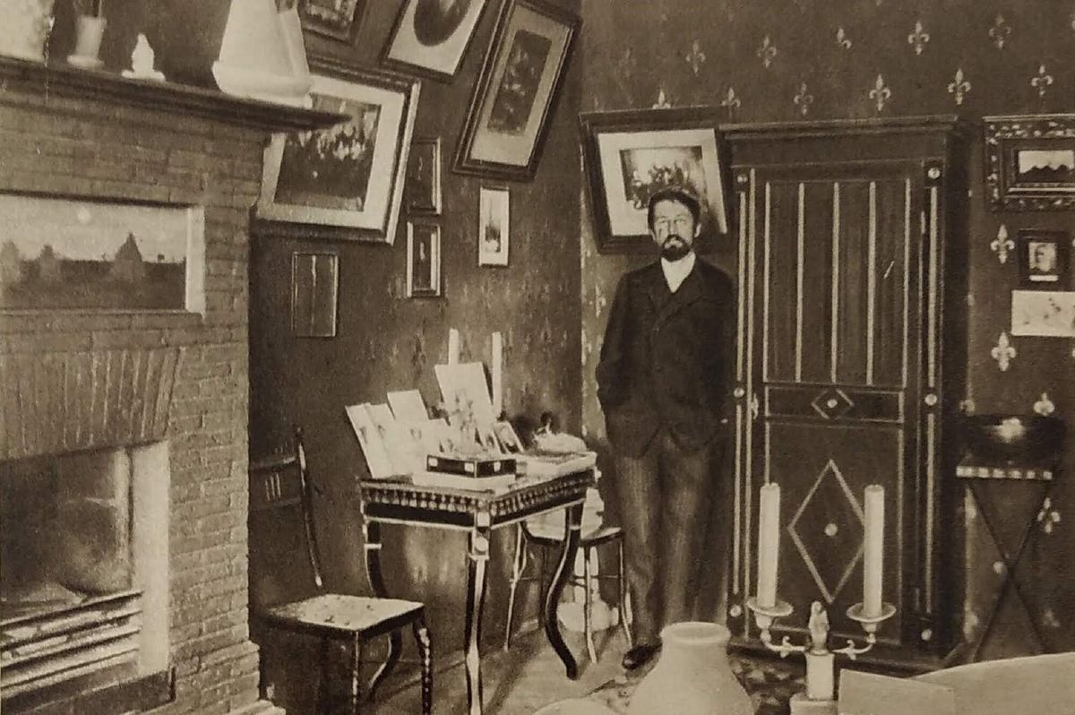 А.П. Чехов в своём кабинете в Ялте. В нише камина картина И.И. Левитана