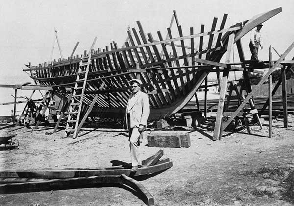 Джек Лондон на постройке «Снарка»