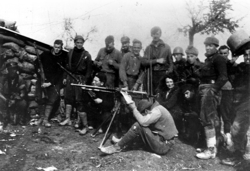 Война в Испании. Дж. Оруэлл – самый высокий из стоящих, март, 1937 года
