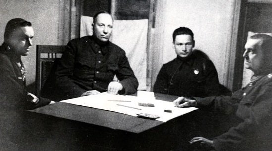 К.К. Рокоссовский и Н.Н. Воронов допрашивают Ф. Паулюса
