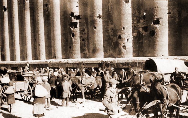 Жители Сталинграда у здания элеватора после завершения боёв